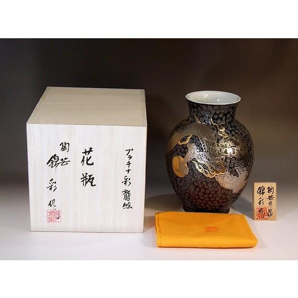 藤井朱明　自作　白磁彫花瓶　共箱　鉄釉草文様　雰囲気◎　インテリア　オブジェ 藤井朱明 自作 白磁彫花瓶 共箱 鉄釉草文様 雰囲気◎ インテリア