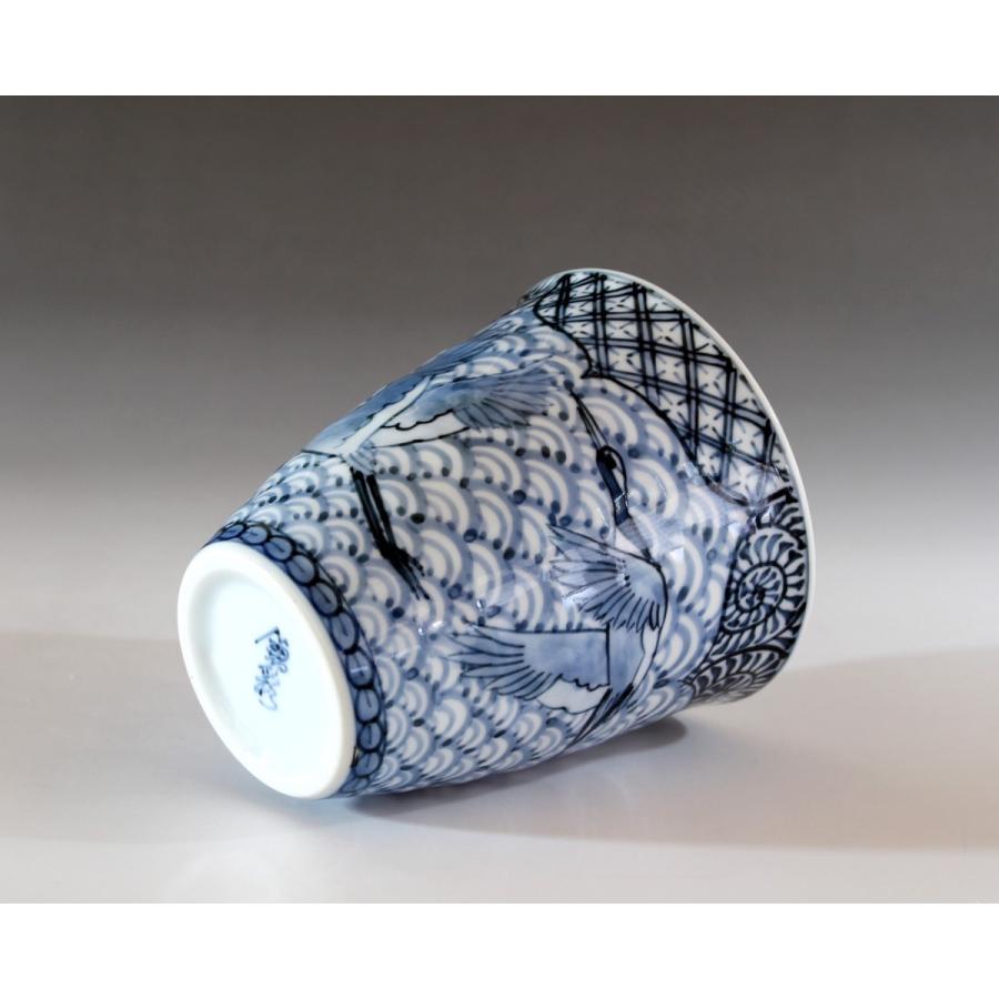 青瓷 鶴の絵柄 陶器 水差し グレー 青磁古染付鶴絵焼酎カップ｜有田焼 陶芸家 藤井錦彩作｜桐箱入｜陶器