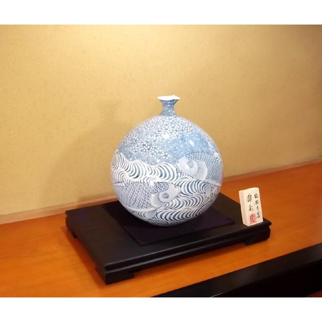 染付桜流水鯉絵花瓶｜有田焼 陶芸作家 藤井錦彩作 : 有田焼 藤井錦彩窯