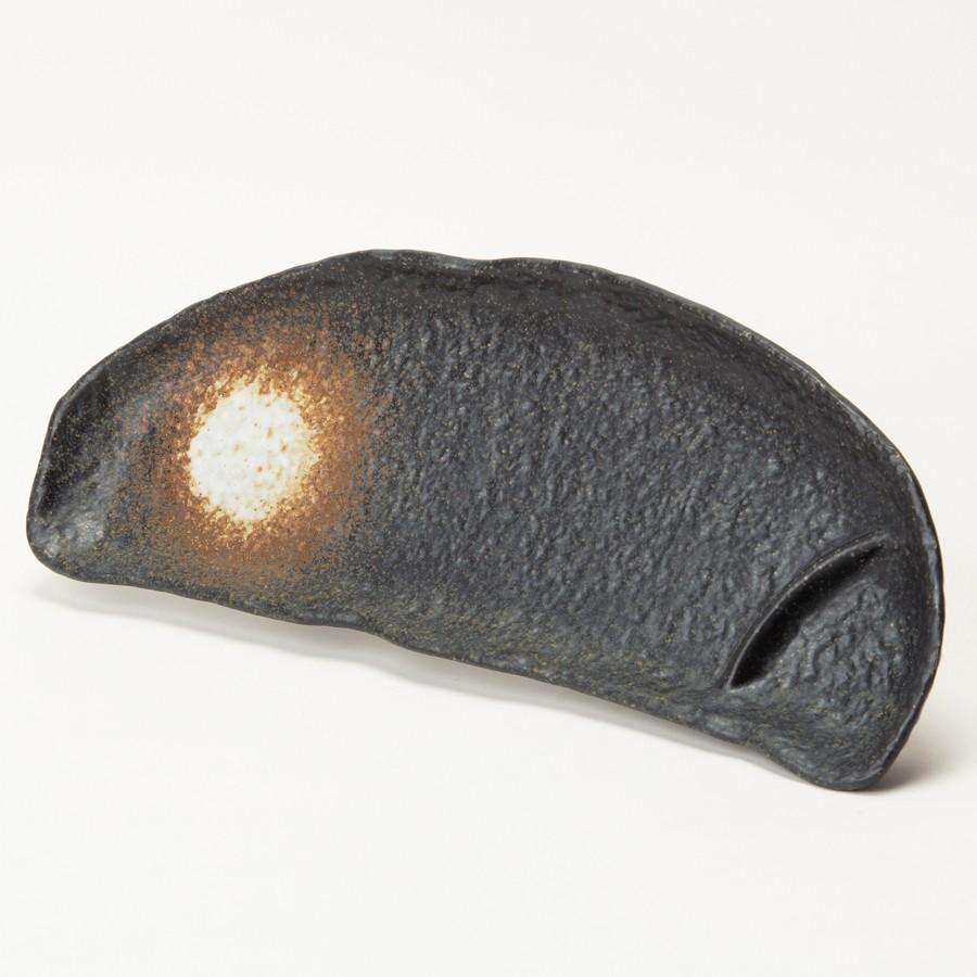 和食器 おしゃれ 仕切り皿 黒備前 半月多用皿 さんま皿 頭からしっぽまで乗せれるサイズ 焼き物皿 美濃焼 岐阜県 | たたら | 01