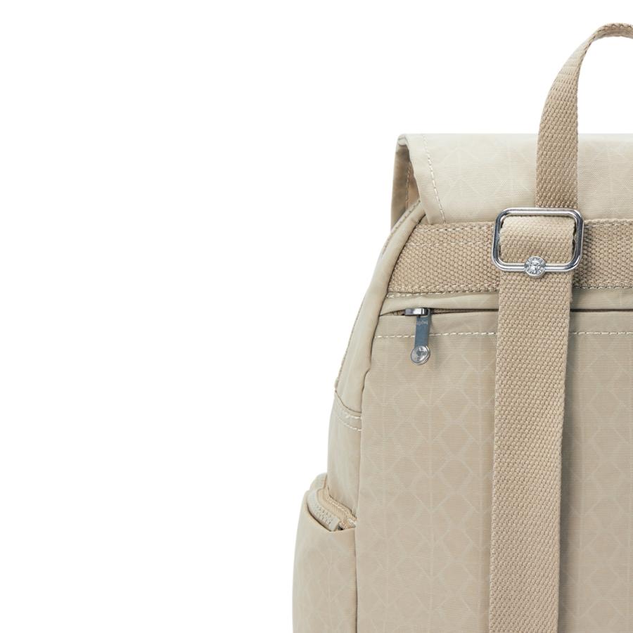 キプリング 公式 リュック バックパック CITY ZIP S(Sign Beige Emb) シティジップエス(サインベージュエンボス) KI563496A 　期間限定価格 2026/6/21 までの画像