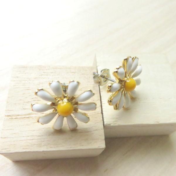 ピアス マーガレット フラワー シンプル 花 繊細で華奢 清潔感 可愛い