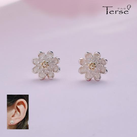 Terse 新作立体感があり 花びらの配置は蓮の花モチーフピアス 花言葉 清らかな心 のは ハスが泥水の中から生じて 7月誕生花 Sp0199a キラキラピアス 通販 Yahoo ショッピング