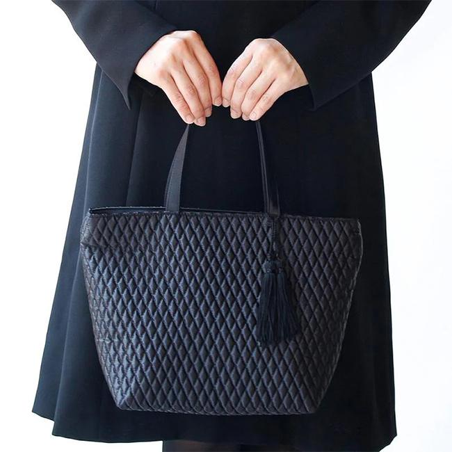IWASA タッセル付きキルティング手提げ Mサイズ(フォーマル 手提げ