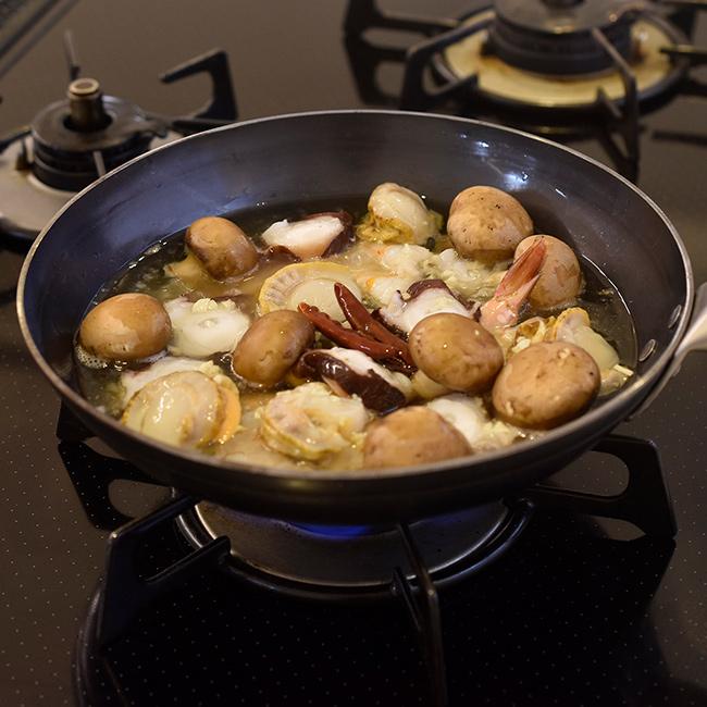 HANAKO＋a 鉄フライパン 28cm チタンハンドル(山田工業所 打出 鉄