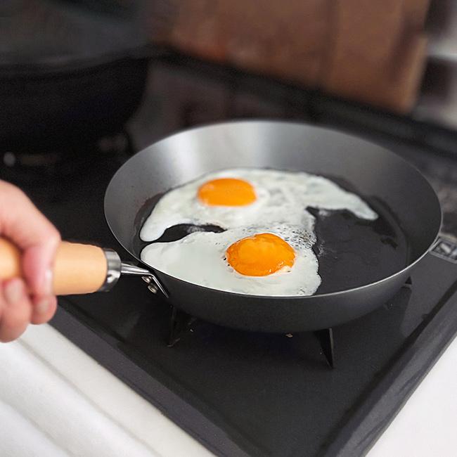 華鬘（けまん） 鉄製 MB-2580 涅(くろつち) IH対応窒化鉄フライパン蓋付24cm | 新潟県燕市