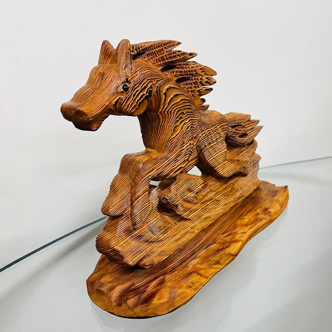 屋久杉 天翔ける駿馬(高級 屋久島 杉 馬 置物 午 木彫り 和風 馬の置物