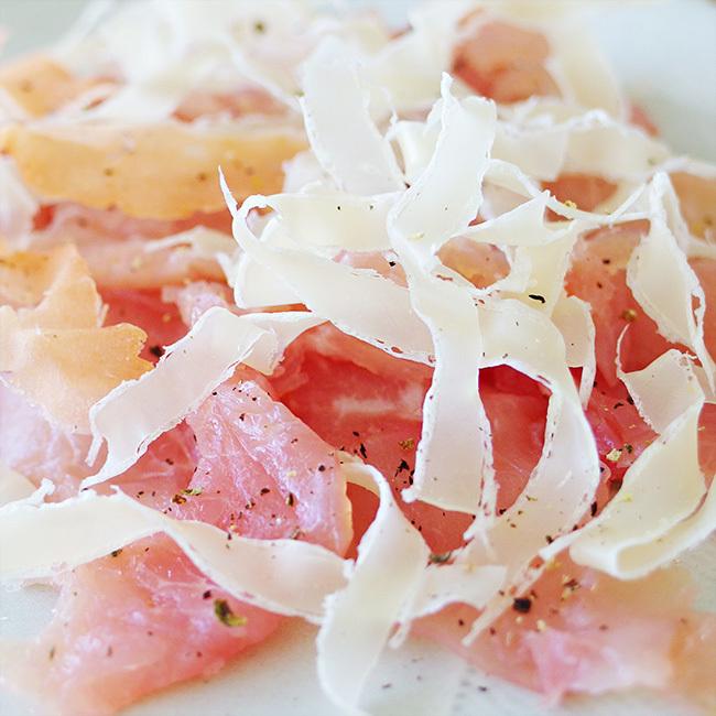 いっしょが美味しい北海道サーモン 花チーズ65g 北海道産鮭のフレーク使用 チーズ鱈の薄削り 削り節の様な珍味 メール便対応 Rb 吉粋 通販 Yahoo ショッピング