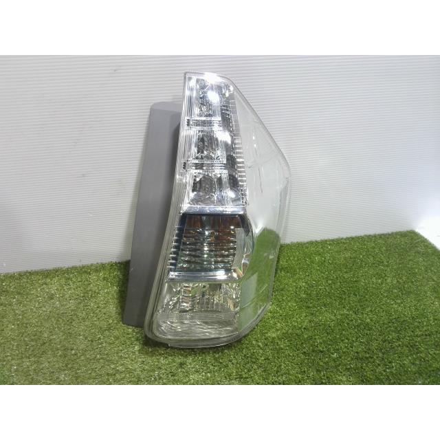 プリウスα DAA-ZVW41W 右 テールランプ テールレンズ 1F7 81551-47140