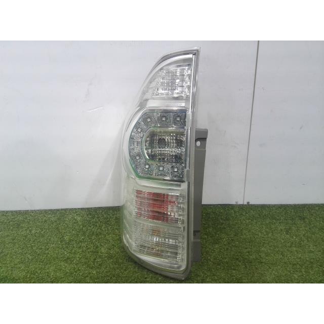 ヴォクシー DBA-ZRR70W 左 テールランプ テールレンズ 3R9 81561-28571 