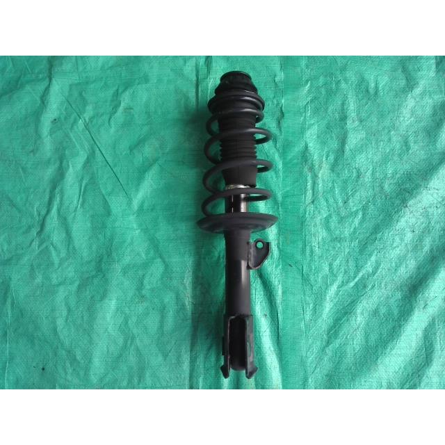 アクア DAA-NHP10 右フロントストラット 082 48510-52G60 : キタグチ 