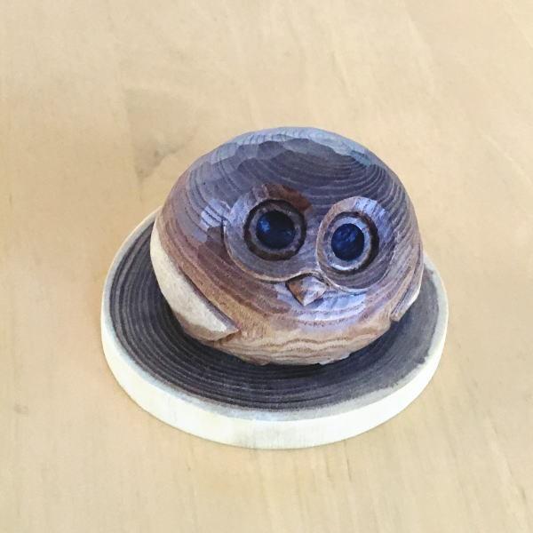 送料無料 木彫り ふくろうの置物 小サイズ 槐の木 置台付 勝徳作