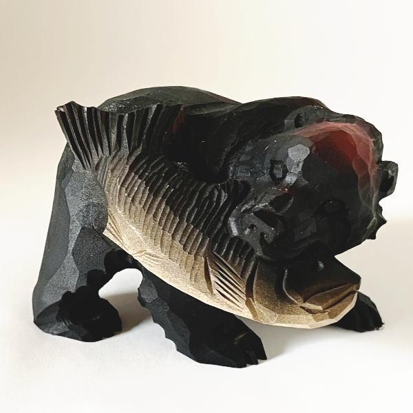 木彫りの鮭をくわえた熊の置物 3号 利作 着色あり 北海道 きぼり くま