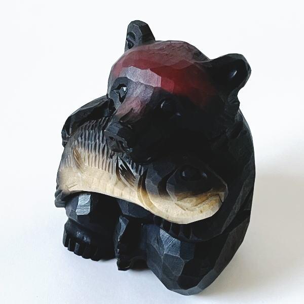 木彫りの鮭をくわえた お座り熊の置物 利作 着色あり 北海道