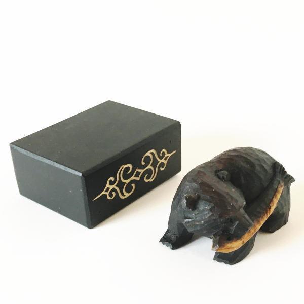 鮭をくわえた 木彫り熊の置物 Sサイズ（約4センチ） 置台付き