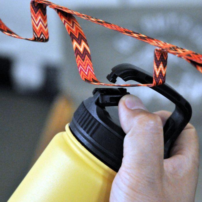 パール金属 HDカラビナボトル500シルバーUE-3518 水筒 ボトル 500ml  真空二層構造 保冷 保温 カラビナ機能付き 広口 アウトドア スポーツ キャンプ |  | 01