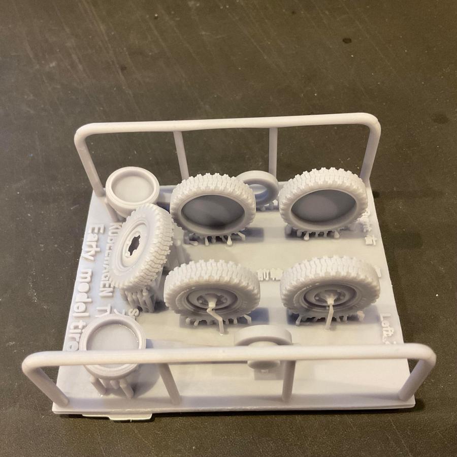 1/35スケール 　キューベルワーゲン初期型タイヤセット（マスキング治具付き）＊本体キットは含まれません |  | 03