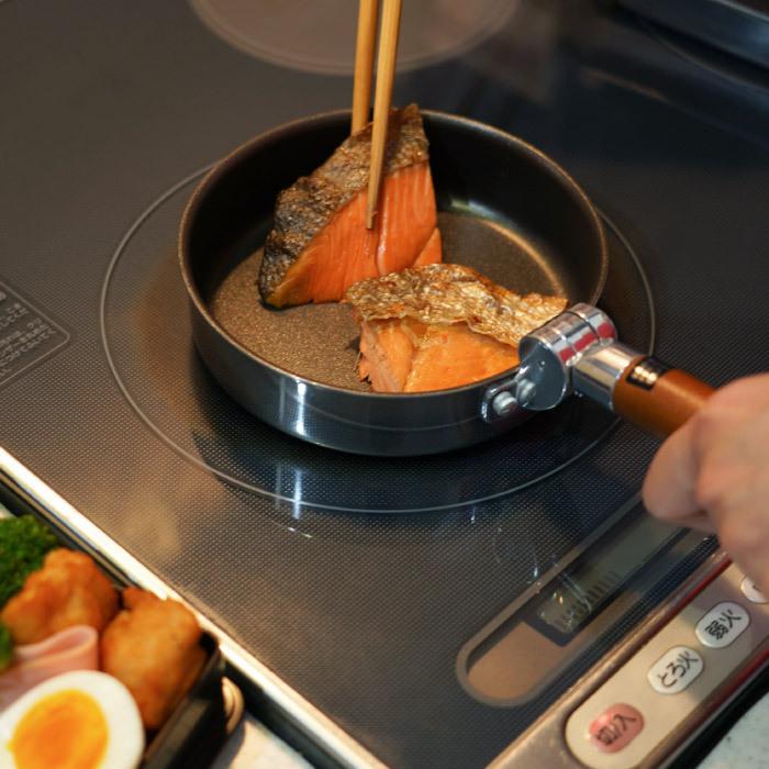 いごと 誕生日プレゼント セット フライパン 取っ手 収納 エプロン おしゃれ 結婚祝い 記念日 キッチン用品 記念品の名入れプレゼント きざ 女性 名入れ 名前入り プレゼント ギフト 母 の お料理 おかあさん