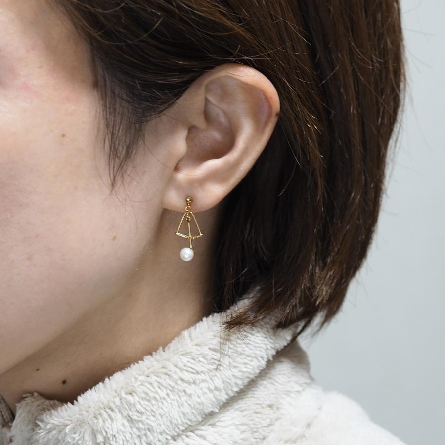 18K ナチュラル【ゴールド】カラー白蝶真珠 スイングピアス