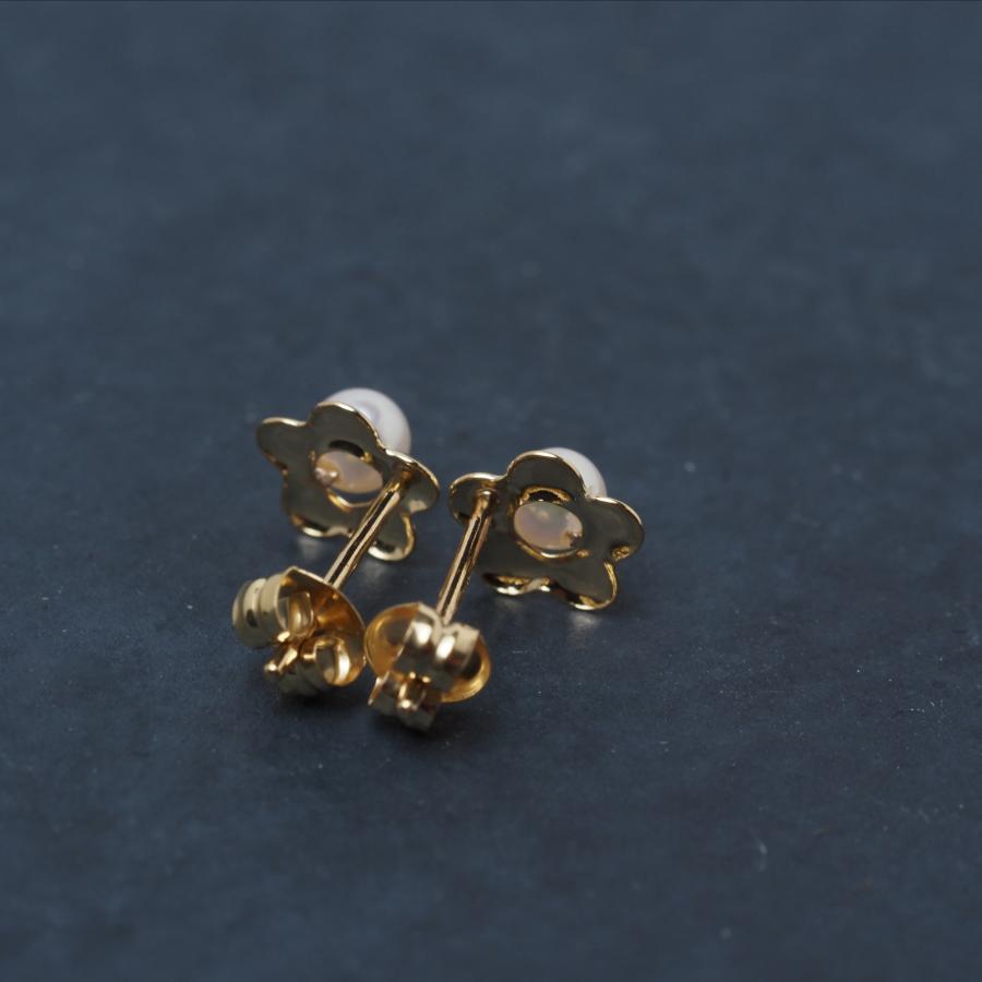 K18 アコヤ本真珠 ベビーパール 小花 ピアス スタッド あこや 18金イエローゴールド かわいい フラワー 小ぶり 小さめ ギフト 普段使い カジュアル 日本製の画像