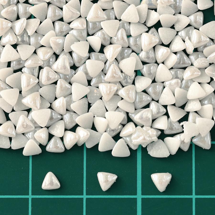 ネイルパーツ 三角 ホワイト 4mm 1000個 セラミック製 カボション