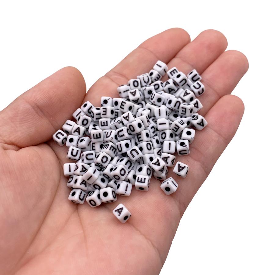 アルファベット ビーズ キューブ 5mm ホワイト 母音 1000個 AIUEO