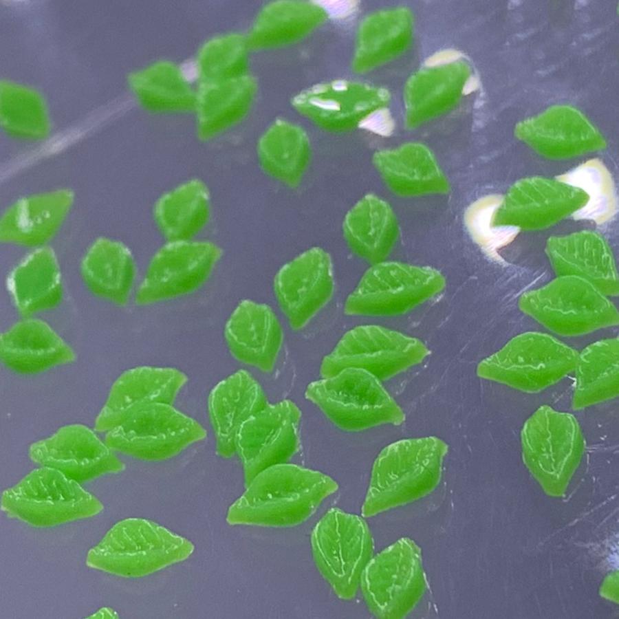 ネイルパーツ 葉っぱ リーフ 5mm 緑 50個 植物 花 葉 3D 立体 ミニ