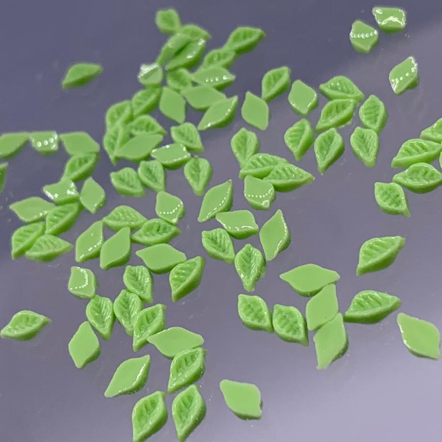 ネイルパーツ 葉っぱ リーフ 5mm 緑 薄め 50個 植物 花 葉 3D 立体