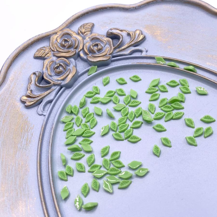ネイルパーツ 葉っぱ リーフ 5mm 緑 薄め 50個 植物 花 葉 3D 立体