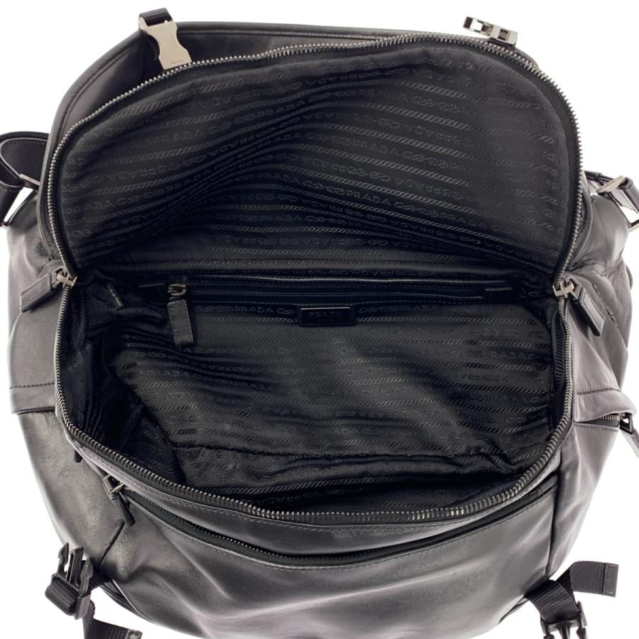 【美品】  PRADA / プラダ | レザー 型押しロゴ フラップ ショルダーバッグ / 総裏地 / VA0991 | ブラック | メンズ PRADA（プラダ） レザー 型押しロゴ フラップ ショルダーバッグ / 総