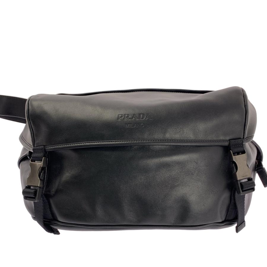 【美品】  PRADA / プラダ | レザー 型押しロゴ フラップ ショルダーバッグ / 総裏地 / VA0991 | ブラック | メンズ PRADA（プラダ） レザー 型押しロゴ フラップ ショルダーバッグ / 総