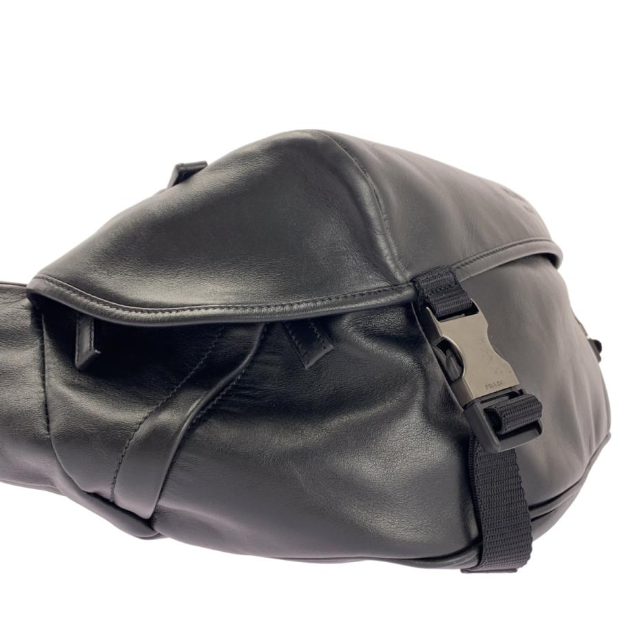【美品】  PRADA / プラダ | レザー 型押しロゴ フラップ ショルダーバッグ / 総裏地 / VA0991 | ブラック | メンズ PRADA（プラダ） レザー 型押しロゴ フラップ ショルダーバッグ / 総
