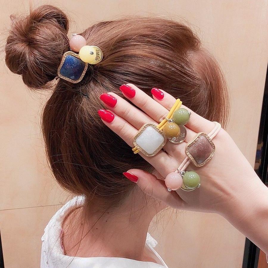 ヘアゴム シックカラー フェイクジュエリーとダブルボールチャーム付き