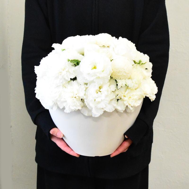 生花 お供え アレンジメント フラワーギフト お悔み お供花 命日 月命日 綺麗 おしゃれ 高級感 仏前 白 マム s お花 爆買の画像