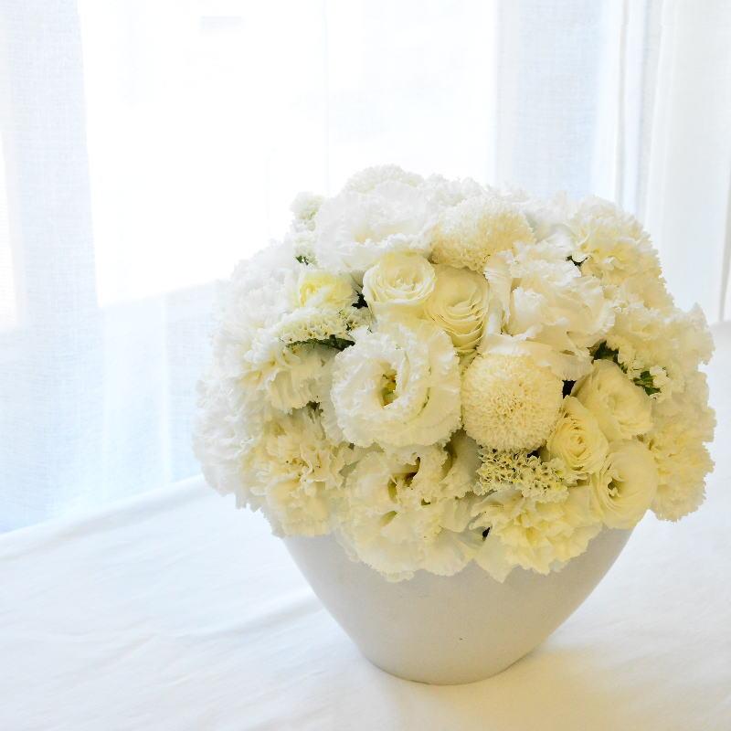 生花 お供え アレンジメント フラワーギフト お悔み お供花 命日 月命日 綺麗 おしゃれ 高級感 仏前 白 マム s お花 爆買の画像