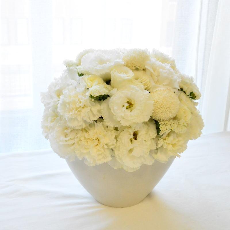 生花 お供え アレンジメント フラワーギフト お悔み お供花 命日 月命日 綺麗 おしゃれ 高級感 仏前 白 マム s お花 爆買の画像