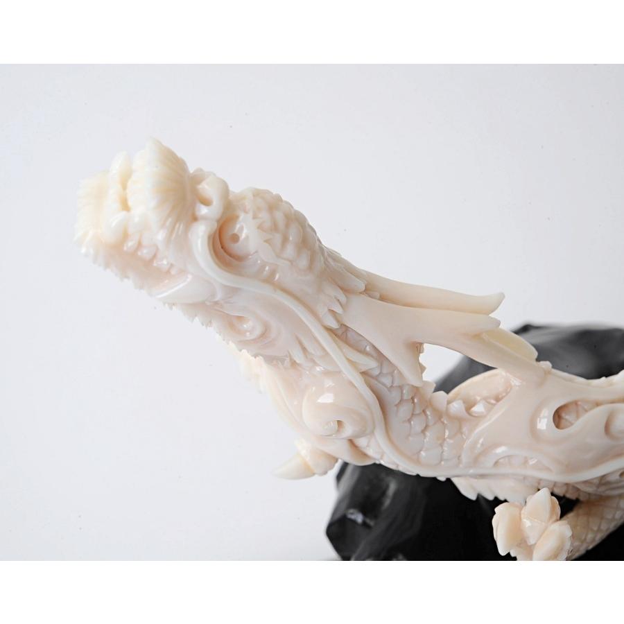 谷脇俊光　造　珊瑚　さんご　「昇龍」　置物　長さ約２３．５ｃｍ、約１１６．５ｇ　桐箱　ガラスケース付