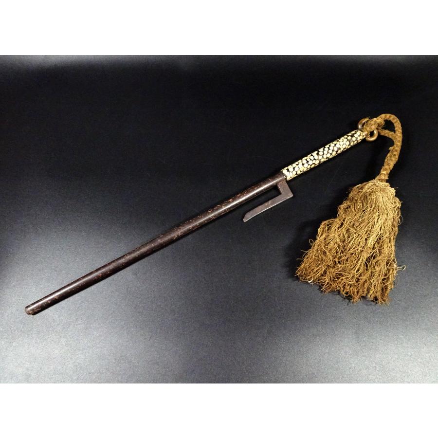 敬逢 秀逸 初品 十手・兜割コレクション 江戸時代 鉄地 丸形 鮫皮巻柄