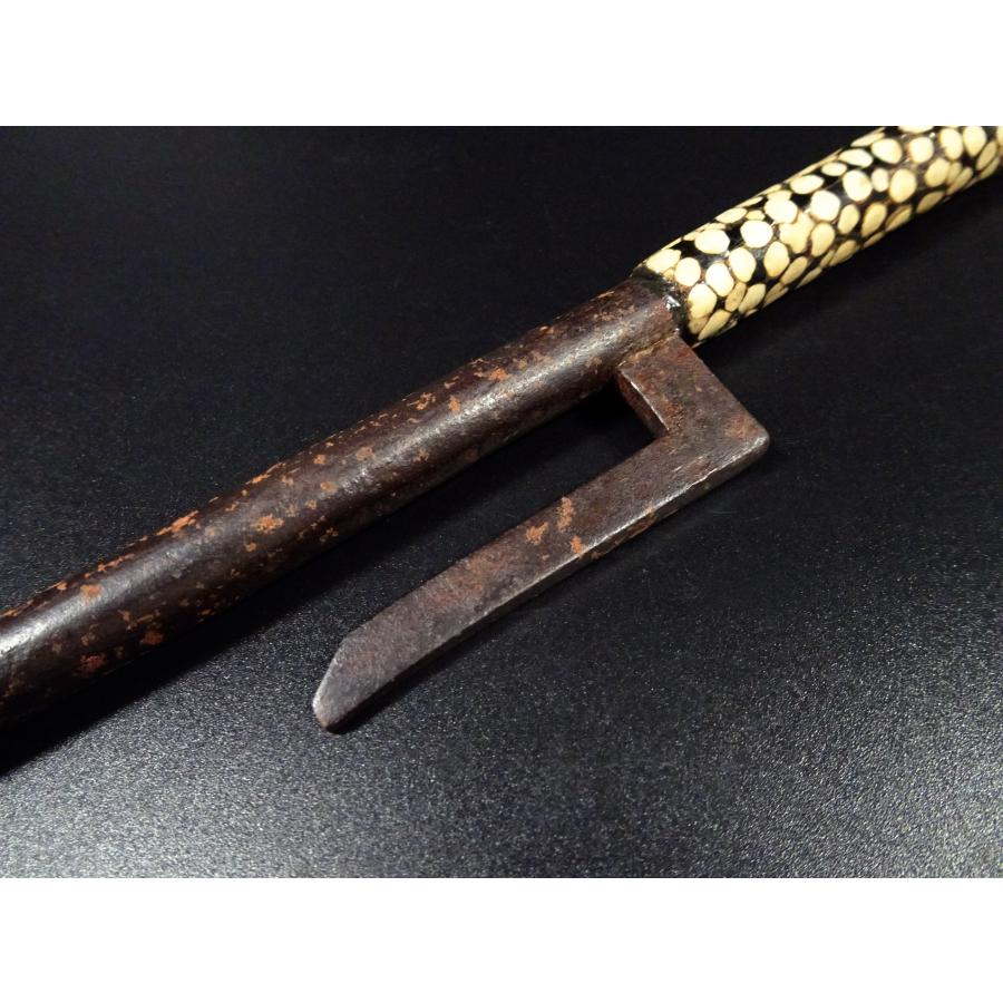 敬逢 秀逸 初品 十手・兜割コレクション 江戸時代 鉄地 丸形 鮫皮巻柄