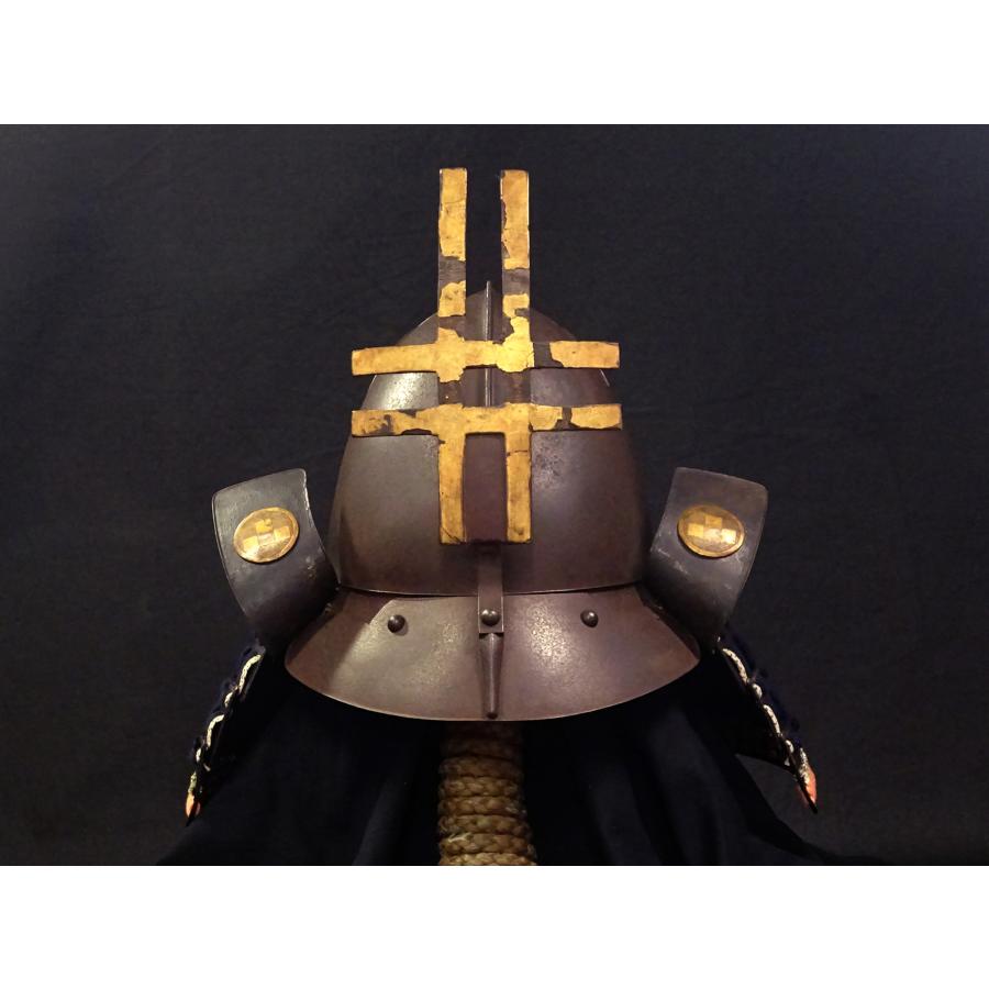 敬逢 阿波蜂須賀家御抱え甲冑師 中八幡源義一造之 以義通作之模者也 銘