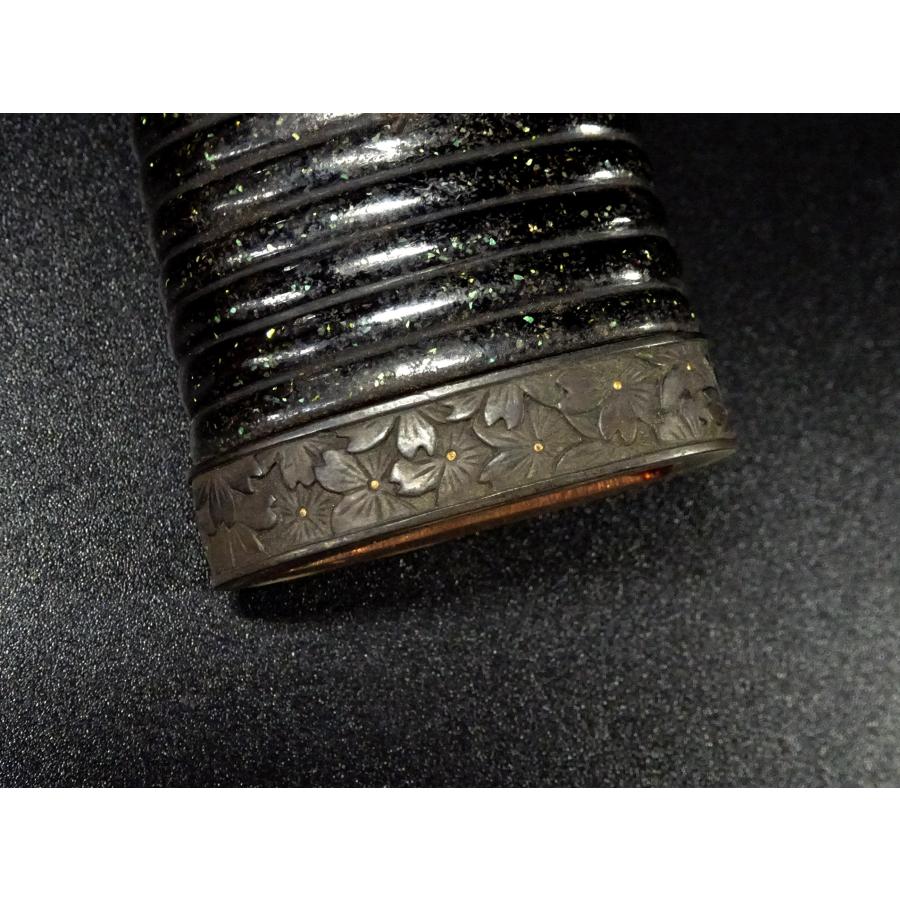 敬逢 秀逸 刀装具 短刀拵え 黒漆塗蛇腹鞘 螺鈿柄前 赤銅石目地金象嵌独鈷杵宝剣図鐔 素銅地小柄 四分一魚子地栗型 縁頭 目貫 Aの画像