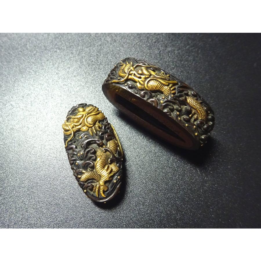 江戸時代　刀装具　金象嵌縁頭　25g 東Y7-0820ア㉞ 敬逢 秀逸 刀装具 銘 大森英秀 花押 波に龍 波隠龍図縁頭 赤銅地 高肉