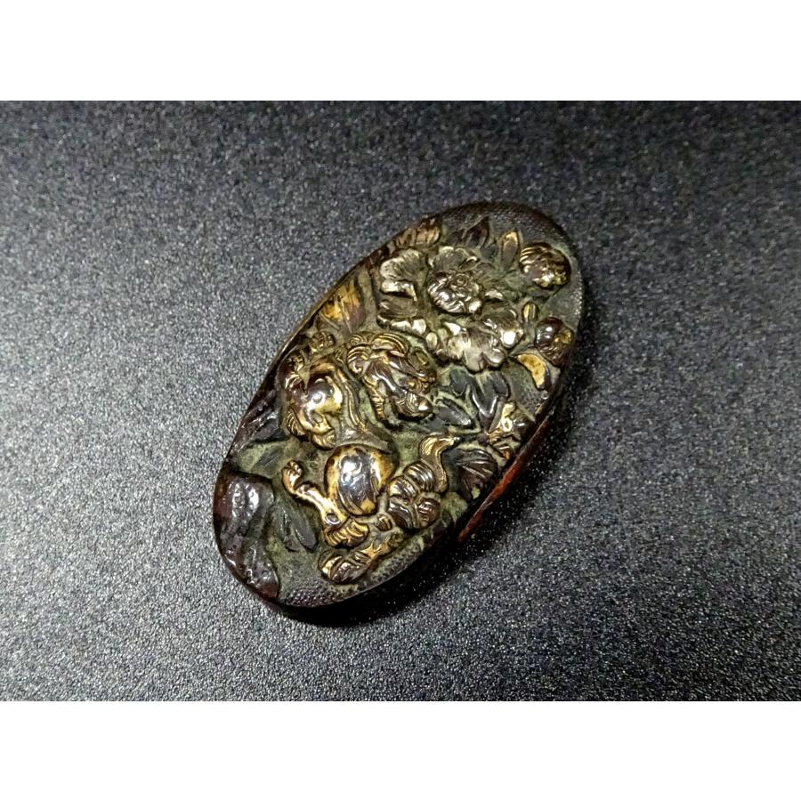 敬逢 秀逸 刀装具 唐獅子牡丹図縁頭 無銘 赤銅魚子地 高彫 金銀赤銅