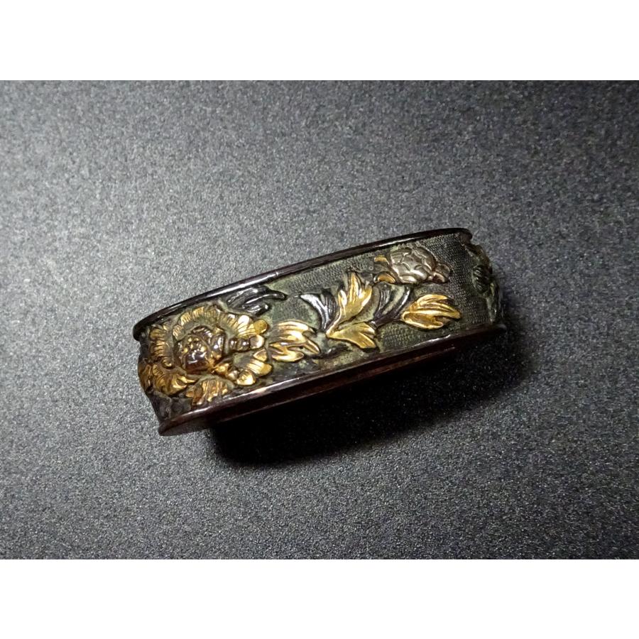 敬逢 秀逸 刀装具 唐獅子牡丹図縁頭 無銘 赤銅魚子地 高彫 金銀赤銅