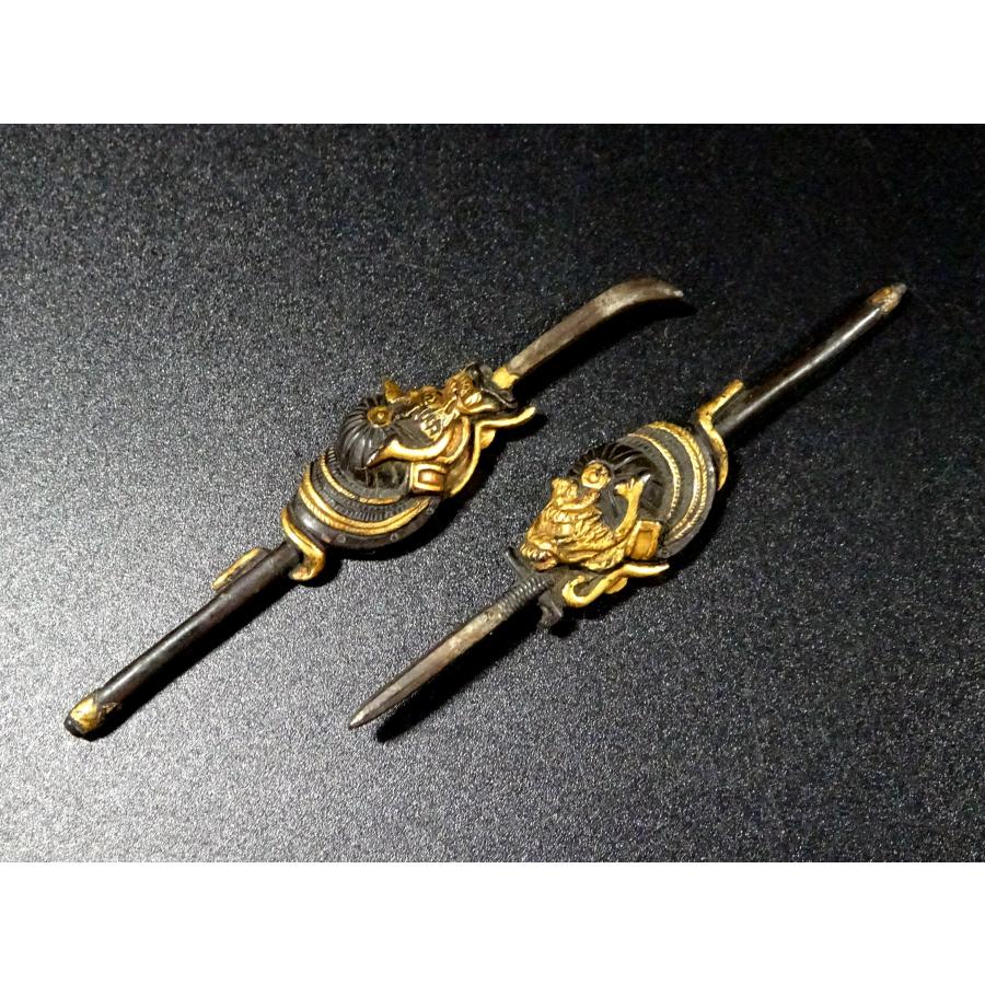 敬逢 名品 刀装具 兜に薙刀大身槍図目貫 無銘 赤銅地 容彫 金銀象嵌