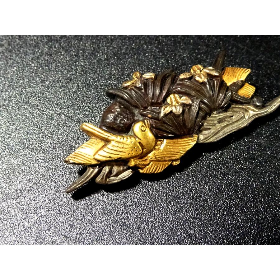 刀装具 目貫 赤銅地 金象嵌 色絵 草花図 江戸時代 本歌 敬逢 秀逸 刀装具 菖蒲に鳥図目貫 無銘 赤銅地 容彫 金銀象嵌色絵 極上