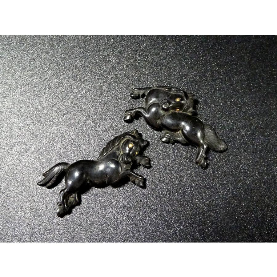 敬逢 秀逸 刀装具 跳ね馬図目貫 無銘 赤銅地 容彫 金象嵌色絵 極上細密