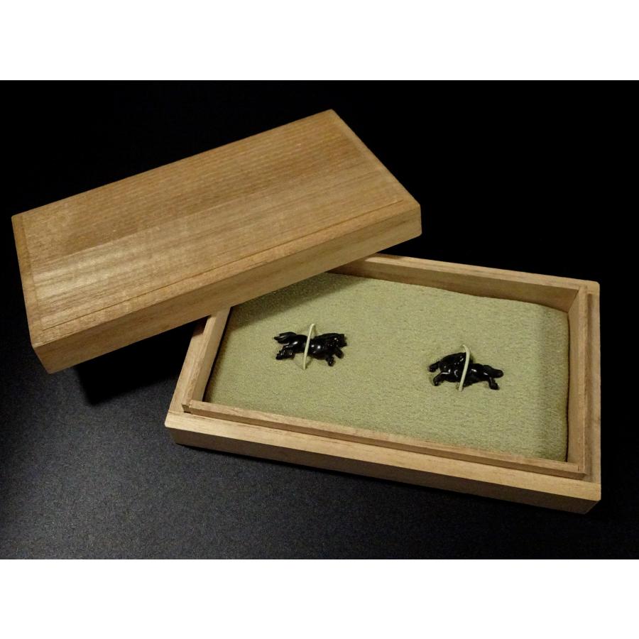 B-33 目貫　金象嵌　木箱付き　武具　刀装具　刀　美術品　工芸品　装飾品 敬逢 秀逸 刀装具 跳ね馬図目貫 無銘 赤銅地 容彫 金象嵌色絵 極上細密