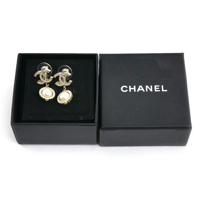 ひなた【新品未使用】CHANEL パール付きロゴピアス CHANEL（シャネル） メタル ココマーク ラインストーン/フェイクパール