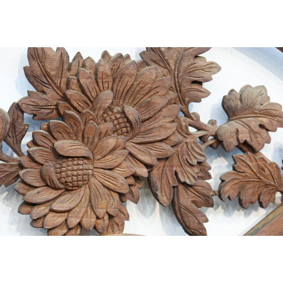 睡蓮　蓮　花　彫刻　木彫　欄間彫刻　寺院　仏閣　インテリア　古美術　和柄 扇枠に椿と蓮と菊が描かれた華やかな彫刻欄間 E9959a 在庫1枚 – 古福庵